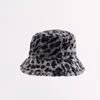 Basker hattar för kvinnor Autumn Winter Hat Thicken Leopard utskrift platt topp hink breda grim Keep Warm Windsecture Cap Kvinnliga bassäng Capberets