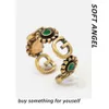 Wysokiej jakości luksusowa biżuteria letnia prezent starożytny rodzinny pierścionek szmaragd z złotym pustym metalowym teksturą lekka ekstrawagancka otwartą pierścień