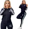 24ss Bahar Yeni Kadınların Takipleri Lüks Marka Moda Moda Sıradan Spor Tasarımcısı Trailsuits 2 Parça Set J2572