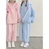 Kvinnors tvåbitar byxor huvtröjor kvinnor 2 stycken sport jk kawaii hoodies sweatpants byxor uppsättningar preppy stil flickor sommar streetwear casual koreansk 230303