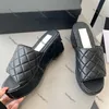 10a Top Tier Quality Luxury Designer Lambskin Slipper 2023 Nyaste platta sandaler Sommarbroderi Rhomboid quiltning Real Leather Fashion Women skor Storlek 35-40