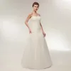 新しいウェディングドレスファッションスタイルの女性のショールダーレスモッピングフロアレトロアップルアップルエンシル