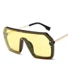 Stile minimalismo occhiali da sole neri Design classico Sports Casual Square quadrata Facile da indossare Populante braccio di linea rossa semplice Uv400 Protezione Guida per gli occhiali