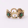 2023 Nuovi gioielli di moda di lusso di alta qualità per il regalo estivo Anello di famiglia antica Smeraldo con anello aperto stravagante leggero con struttura in metallo scavato in oro