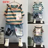 Kläderuppsättningar 3-10y baby pojke sommar barnkläder capri byxor kort ärm kostym fashionabla rand t-shirt denimshorts-köpta