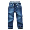 Jeans barn pojkar jeans elastiska midja modemärke design barn casual denim byxor för tonåring pojke 2-14 år bär FM034 230306