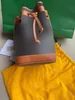 Bolso de hombro con bolsillo de cubo de cuero para mujer Bolsos de diseñador de moda para mujer Bolso de mano con cordón cruzado Bolso de mano de lujo para hombre de vacaciones Bolso de embrague oblicuo simple