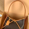 10A Designerbag moldado com tela e acabamento em couro. Muito espaço com bolsa com zíper, embreagem destacável com zíper para adicionar elemento funcional