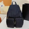 Re Nylon-Rucksack, mittelgroß, Saffiano-Details, verstellbare, gewebte Nylongurte, Griff, Reißverschlusstasche, emailliertes Metall-Dreieck-Logo, Kordelzugverschluss, Rucksack 12B8#