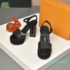 2023 Neue europäische Stil klassische hochhackige Sandalen Damenschuhe Paris Supermodel Laufsteg Schnalle Gummilaufsohle Größe 35-42 230J 55