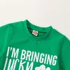 Kläder sätter 2023 småbarn barnkläder pojke bokstav klöver tryck kort ärm besättning hals gröna t-shirts toppar byxor 2 st barns barn