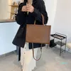 Bolsos de noche de diseñador Bolso grande de mano 2023 Moda Mujer Otoño e invierno Textura simple Mensajero de un solo hombro Atmósfera