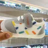Sneakers trycker anti -skidskor Spring och höstbarns gummisulig baby småbarn mode andningsnät med mjuk botten 230303