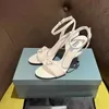 最新のゴールデンクリスタル装飾されたスティレットレディースサンダルラインストーンストラススティレットヒールセクシーな結婚式の靴90mm女性ハイヒール高級デザイナーサンダル