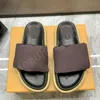 With Box 2023 Designer Tofflor Waterfront Präglad Mule Gummi Slide Pool Kudde Platt Komfort Tofflor Strandsandaler Herr Dam Skor Vit Svarta Sommar Sneakers