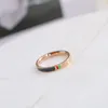 Fabrik grossist 2023 Nya lyxiga högkvalitativa modesmycken för åldrad titanstål färgfast Ancient Family Color Fine Ring Men's and Women's