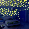 Adesivos de parede 3d estrelas luminosas Dots Adesivo brilho em fluorescente escuro para crianças quarto de bebê teto de teto de casa decoração1