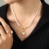 Collane con ciondolo Elegante blocco cuore amore Design alla moda Mano che tiene collana di gioielli Perle d'acqua dolce in acciaio inossidabile