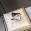 Buigari Fan Shape Series серия дизайнерские кольцо для женщины белая мидия Бесплатная регулировка Размер золота, а также официальные репродукции.