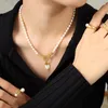 Collane con ciondolo Elegante blocco cuore amore Design alla moda Mano che tiene collana di gioielli Perle d'acqua dolce in acciaio inossidabile