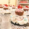 ベーキング金型150pcsホワイトカップケーキラッパーレースライナー紙カップ結婚式の誕生日パーティーの装飾のためのケース
