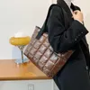 Bolsas noturnas 2023 mulheres totes algodão bolsa de inverno acolchoada grande laptop laptop diamante malha ombro estilo na moda estilo