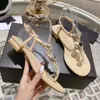 Designer Sandaler Luxury Heart-Shaped Button Flat Heel Shoes Women Flip Flop T-Strap Sandal Fashion Party Slippers Storlek 35-42 med låda