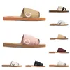 Chinelos femininos de luxo Sandálias Woody Mules Flat Slides 35-42 Light Tan Bege Branco Preto Rosa Azul Lace Lettering Tecido Canvas Mulheres Verão Ao Ar Livre Chinelo de Praia