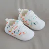 Sneakers trycker anti -skidskor Spring och höstbarns gummisulig baby småbarn mode andningsnät med mjuk botten 230303