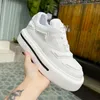 Klassisk designer färgblockerande tjocksolade casual skor bekväma och andningsbara muffin flygande vävda sneakers för män kvinnor par lätta mesh skor