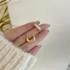 Dos Boucles D'oreilles Coréen Petit Clip Géométrique En Forme De C Sur La Lumière De Luxe Or Couleur Carré Oreille Sans Piercing Pour Les Femmes