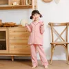 Pyjamas Summer Cotton Double Gaze Pyjamas Set för 2 4 5 6 10 11ears pojkar Girls Spring Sleepwear Single Breasted Button Homewear 230306