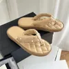 Lüks parmak arası terlik bayanlar yazlık sandaletler tasarımcı moda metal çiçekler harfler aşk markası parmak arası terlik deri rahat açık otel ev seksi plaj ayakkabısı 35-41