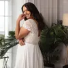 Bröllopsklänning Elegant Chiffon Plus Size V-Neck korta ärmar pärlstav brudklänning med snörning bak robe de mariage