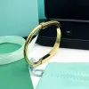 Pulsera de diseñador de moda para hombres y mujeres, pulsera de amor clásica, pulsera de moda, tecnología chapada en titanio, nunca se desvanecerá y no será un regalo para parejas alérgicas.