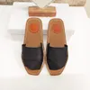 صندل المصمم Slippers Slies Women's Beach Shoes Slippers Leather Slippers Wide Cross Sandals Exilishments with the Letter