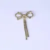 Spille Gioielli di lusso eleganti Spilla con nappe Fiocco lucido Temperamento Donne Bowknot Pin Coat Accessori per abiti