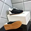 Zapatos casuales negros para hombres y mujeres Flow Runner en nylon y gamuza Zapatilla con cordones con una parte superior suave y suela de ondas de goma color miel zapatos de cuero