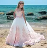 Abiti da ragazza di fiori rosa e bianchi per matrimoni Sheer Off Shoulder Boho Beach Abito da prima comunione per bambini Abiti da spettacolo con applicazioni di pizzo