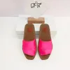 صندل المصمم Slippers Slies Women's Beach Shoes Slippers Leather Slippers Wide Cross Sandals Exilishments with the Letter