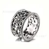 El anillo de plata esterlina está desgastado con una gama completa de anillos Daisy para hombres y mujeres. Joyas de lujo de alta calidad.