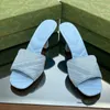 New Summer Sandals Presbyopia Print 두꺼운 발 뒤꿈치 힐 슬리퍼 여성 외부웨어 금속 로고 슬립 온 슬리퍼 그물 같은 빨간색 패션 샌들 여성 크기 35-39