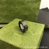 2023 Novas jóias de moda de alta qualidade de luxo para massa de cerâmica em preto e branco Twists Twists Gold Double Sudedent Casal Ring