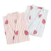レディーススリープウェア春/夏の女性パジャマピュアコットンガーゼ薄い日本のストライプイチゴ着物室ローブルーズスパバスローブ