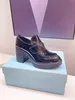Classic Top Black Lace Up Sapatos Sapatos Formais Designer de couro Saltos grossos Saltos altos Botões redondos de cabeça de metal feminino Sapatos de barco de salto alto 34-41 com caixa