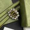 2023 Novas jóias de moda de alta qualidade de luxo para novo estilo Brass Incluste Diamond Classic Broche Letters Double Letters