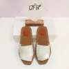 صندل المصمم Slippers Slies Women's Beach Shoes Slippers Leather Slippers Wide Cross Sandals Exilishments with the Letter