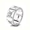El anillo de plata esterlina está desgastado con una gama completa de anillos Daisy para hombres y mujeres. Joyas de lujo de alta calidad.