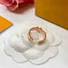 Kadınlar için moda nişan yüzüğü titanyum çelik gümüş aşk yüzüğü tasarımcısı 18k altın kaplama mektup mücevher ayarlanabilir boyut