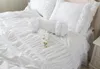 Yatak setleri lüks işlemeli set beyaz fırfır nevres kapağı yatak örtüsü, prenses yatak keten kısa yastık kılıfı kral boyutu sıcak hm-15w